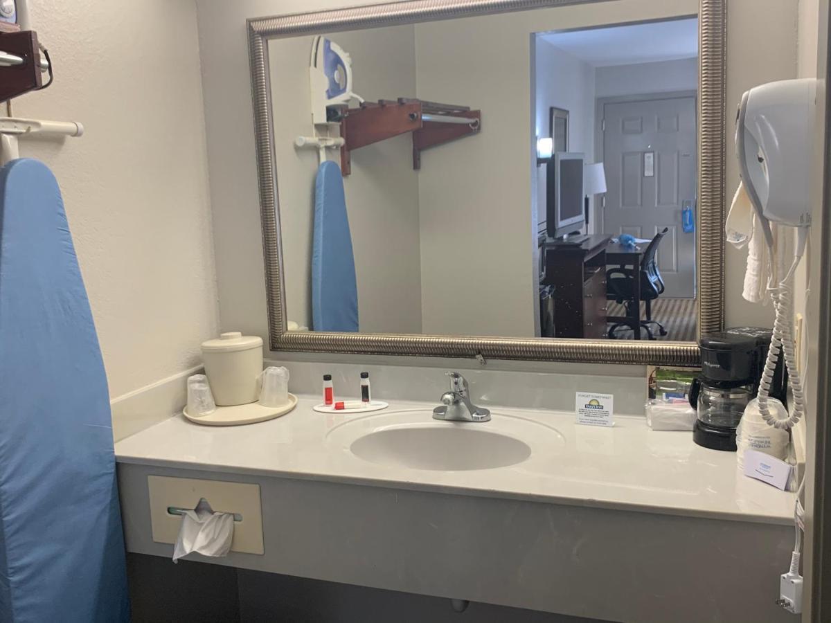Days Inn By Wyndham Ocean Springs Extérieur photo